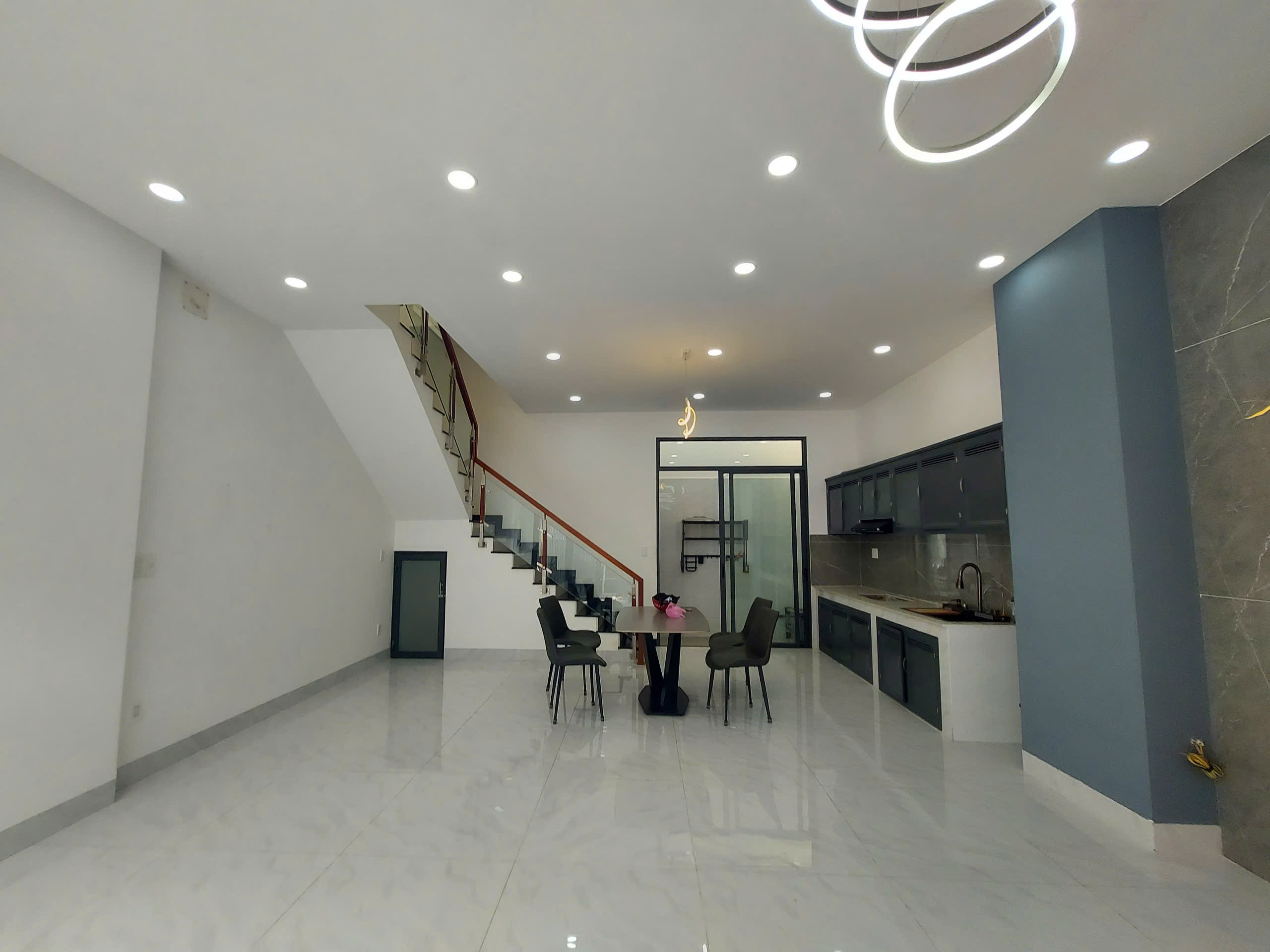 cho-thue-nha-hoang-huu-nam-quan-9 (10) CHO THUÊ NHÀ ĐẸP - HẺM XE HƠI – 62M² – 3 TẦNG – HOÀNG HỮU NAM, QUẬN 9
