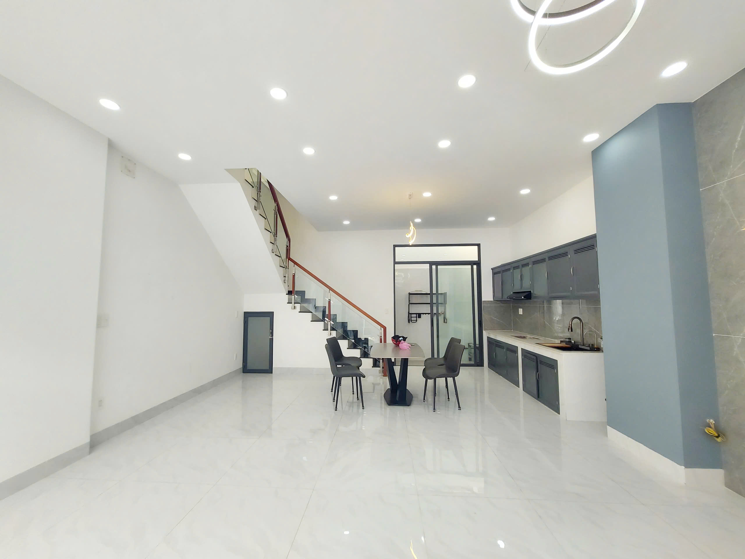 cho-thue-nha-hoang-huu-nam-quan-9 (12) CHO THUÊ NHÀ ĐẸP - HẺM XE HƠI – 62M² – 3 TẦNG – HOÀNG HỮU NAM, QUẬN 9